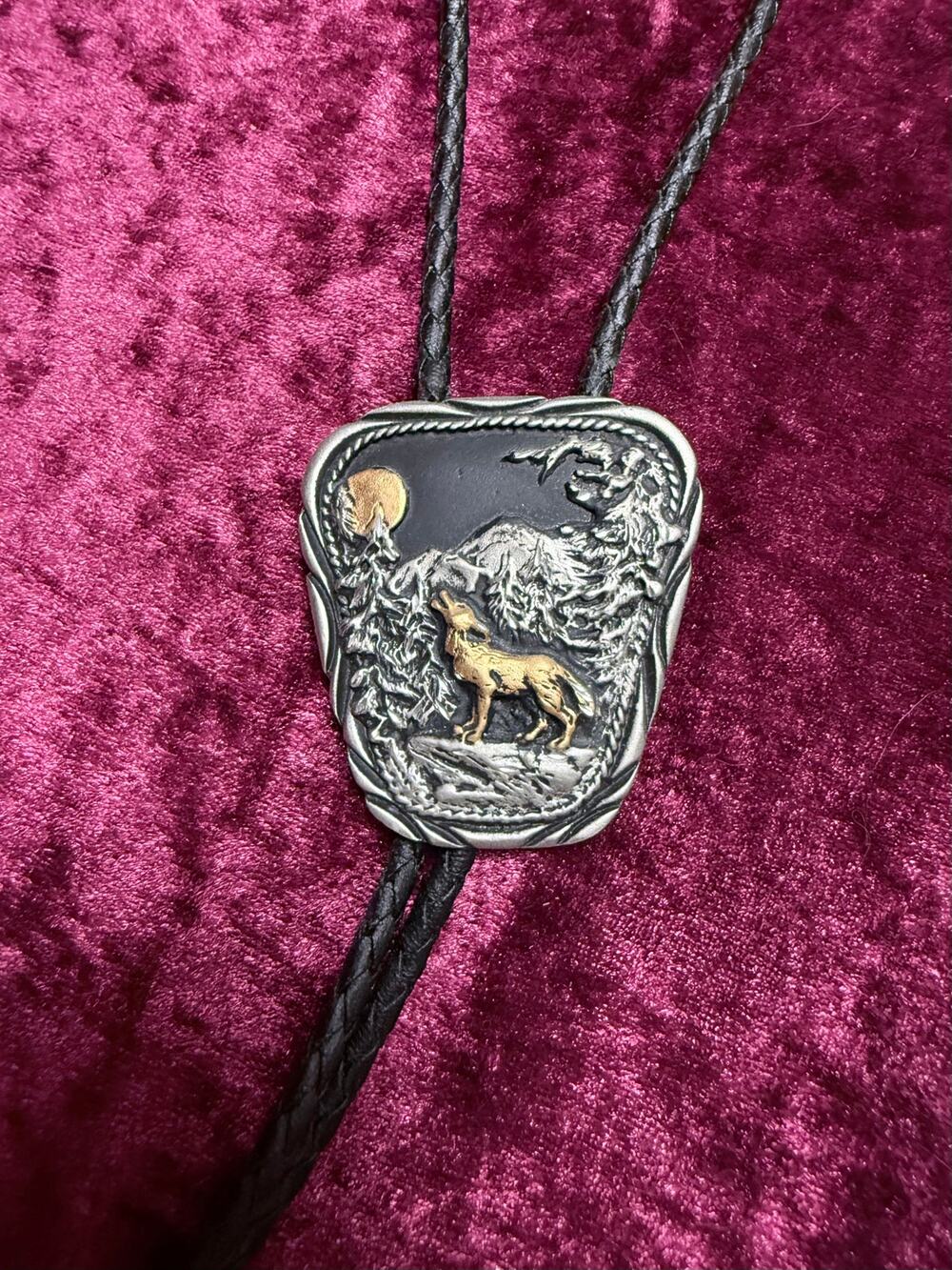 Vintage Accessory - SSI Metal Bolo Tie – Howling Wolf + Moon Wilderness Scene